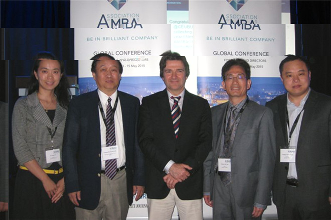 商學院院長滕樂法(右二)與AMBA大會行政長官 Andrew Main Wilson(左三)及AMBA 國際顧問委員會中國顧問王重鳴(左二)合影