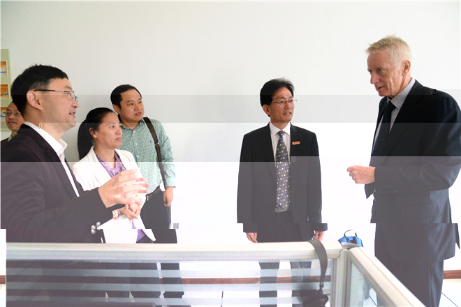 Colm Kearney院長參觀商學院教學實驗室