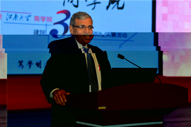 開幕式上，泰國 Sasin商學院現任院長 Dipak Jain教授做主旨報告